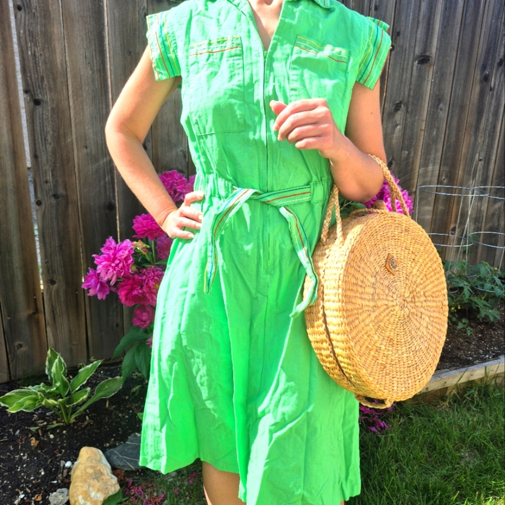 Vintage short sleeved green dress with collar front zipper rainbow embroidery